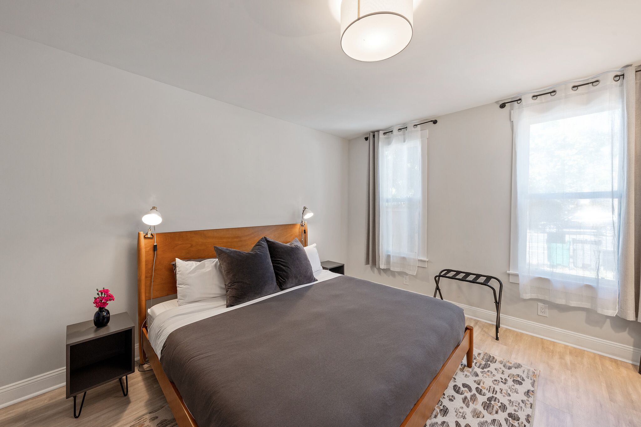 2 slaapkamers, een bureau, een strijkplank/strijkijzer, gratis wifi