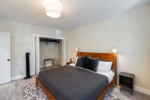 2 habitaciones, escritorio, tabla de planchar con plancha y wifi gratis 
