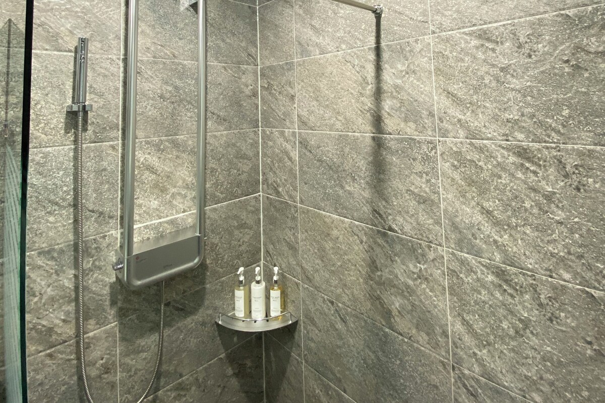 Suite | Salle de bain | Articles de toilette (gratuits), peignoirs, pantoufles, bidet