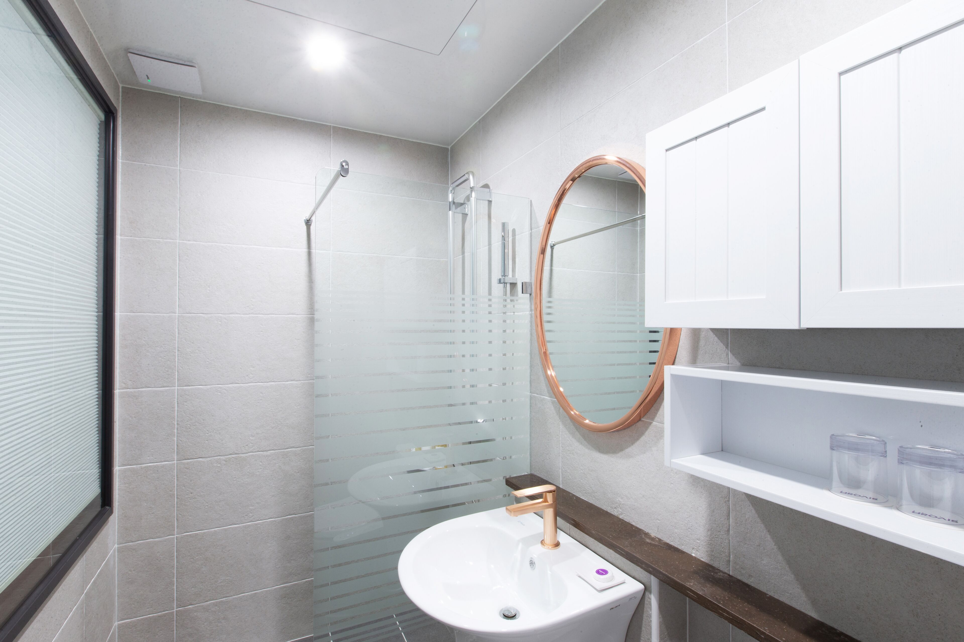 standard double room | bathroom | free toiletries, bathrobes, slippers, bidet