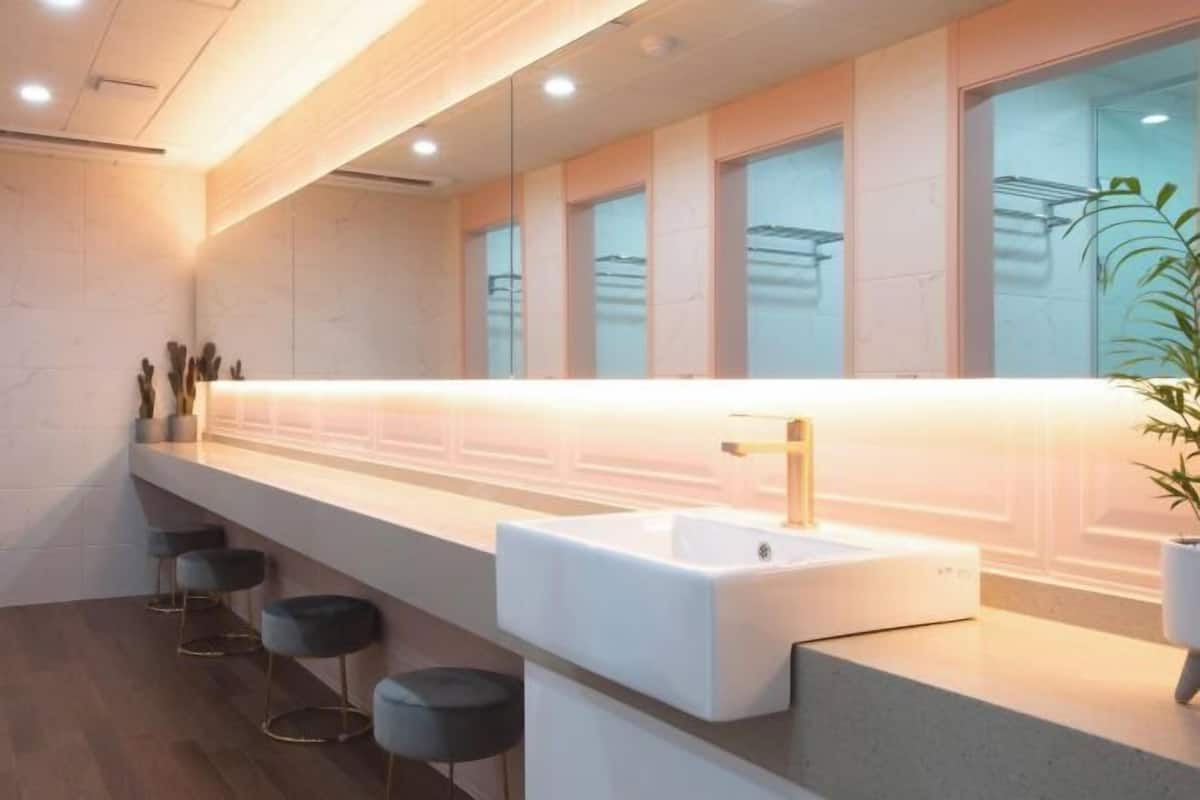 Badezimmer | Kostenlose Toilettenartikel, Bademäntel, Hausschuhe, Bidet