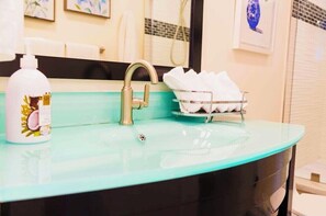 Tina, secadora de cabello, bidet, toallas 