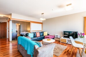 Luxury-Doppel- oder -Zweibettzimmer | Wohnbereich | Smart-TV, Netflix, Streaming-Dienste