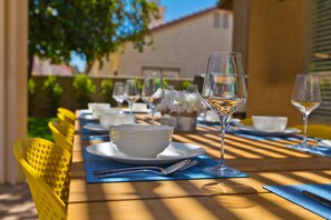 Outdoor dining - Lush Desert Living - Walking distance to Coachella (Indio)