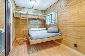 2 bedrooms, travel cot, bed sheets - Lakefront Cabin w/ Fire Pit, Dock, & Boat Rental (Augusta)