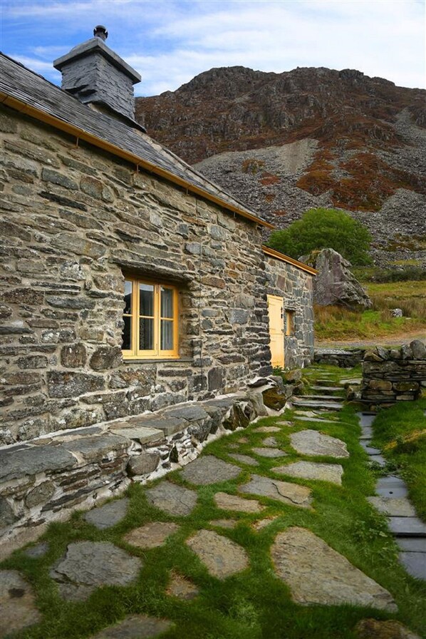 Exterior - Restored Welsh cottage, pet friendly, wood burning stove, walks from the door. (Blaenau Ffestiniog)