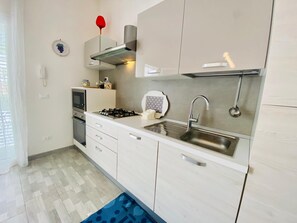 Microwave, oven, stovetop, dishwasher - VILLA OASI, 50 meters from the beach and air condition (ALCAMO)