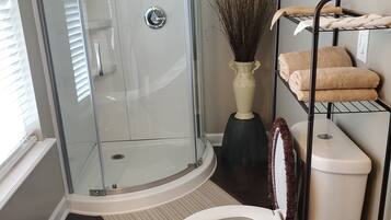 Douche, serviettes fournies, papier toilette
