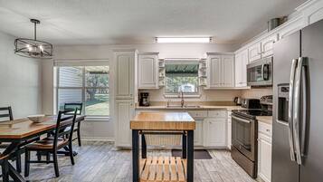 Coffee/tea maker, fridge, microwave, stovetop