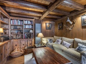 TV, fireplace - Authentic and spacious chalet with jacuzzi and hammam, near Méribel center (Méribel)
