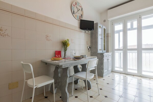 Apartment, 1 Bedroom | Private kitchen | Full-size fridge, microwave, oven, stovetop