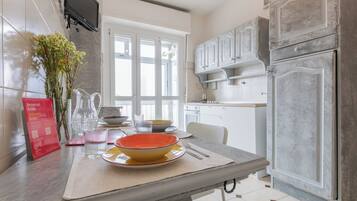 Departamento, 1 habitación | Cocina privada | Refrigerador con congelador, microondas, horno y parrilla de estufa