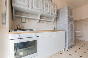 Apartment, 1 Bedroom | Private kitchen | Full-size fridge, microwave, oven, stovetop