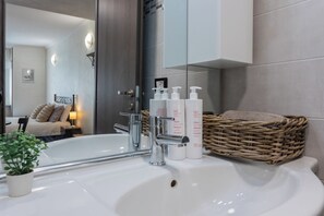 Studio | Badkamer | Een douche, een regendouche, een haardroger, een bidet