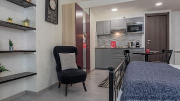 Escritorio, wifi gratis y ropa de cama
