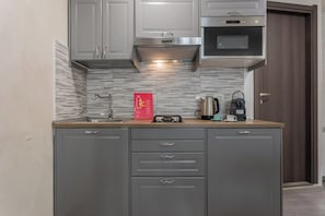 Studio | Private kitchen | Full-sized fridge, microwave, stovetop, electric kettle - Cozy Studio in Turin City Center by Wonderful Italy (Turin)