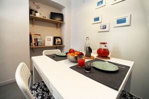 Apartment, 1 Schlafzimmer | Essbereich im Zimmer