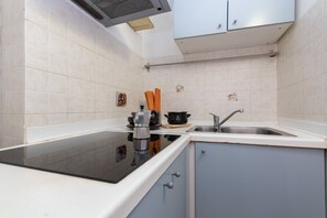 Apartment, 1 Bedroom | Dapur peribadi | Peti sejuk/penyejuk beku saiz penuh, ketuhar gelombang mikro, dapur