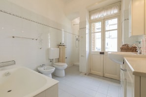 Apartment, 1 Schlafzimmer | Badezimmer | Badewanne, Haartrockner, Bidet, Handtücher