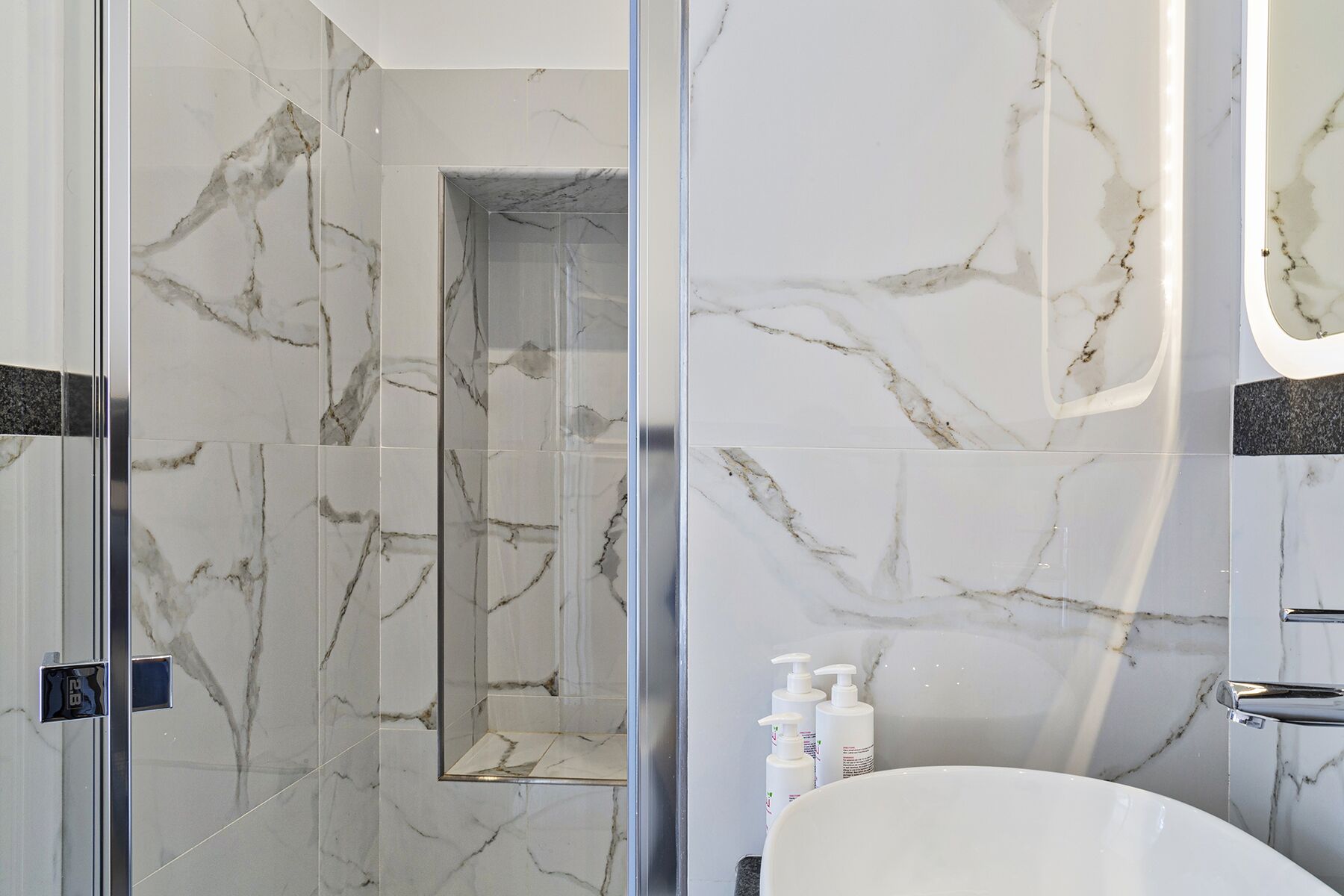 Apartment, 2 Bedrooms | Bathroom | Shower, rainfall showerhead, hair dryer, bidet