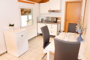 Apartment | Eigene Kochnische | Kühlschrank, Mikrowelle, Herdplatte, Geschirrspüler