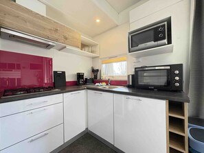 Jääkaappi, uuni, liesi, kahvin-/teenkeitin