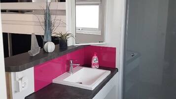 Dusch, handdukar och toalettpapper