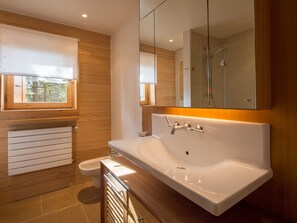 風筒、浴袍、拖鞋、提供毛巾