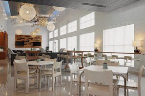 包含每日自助早餐