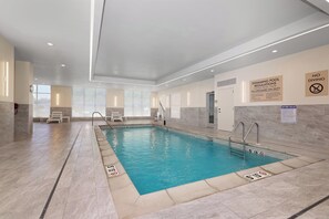 Indoor pool - Element New York Wood Ridge (Wood-Ridge)
