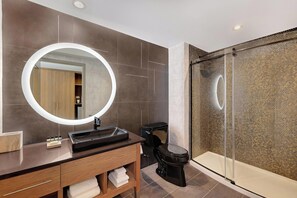 Een douche, gratis toiletartikelen, een haardroger, badjassen