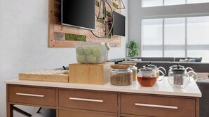 Een keuken met een houten aanrecht, een fiets en een groot raam.
