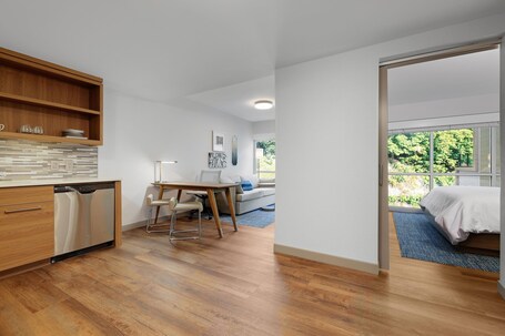 Element New York Wood Ridge - Image 53