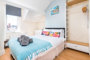 Tabla de planchar con plancha, wifi gratis y ropa de cama 