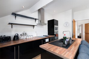 Comfort-Apartment | Eigene Küche | Großer Kühlschrank, Mikrowelle, Ofen, Herdplatte