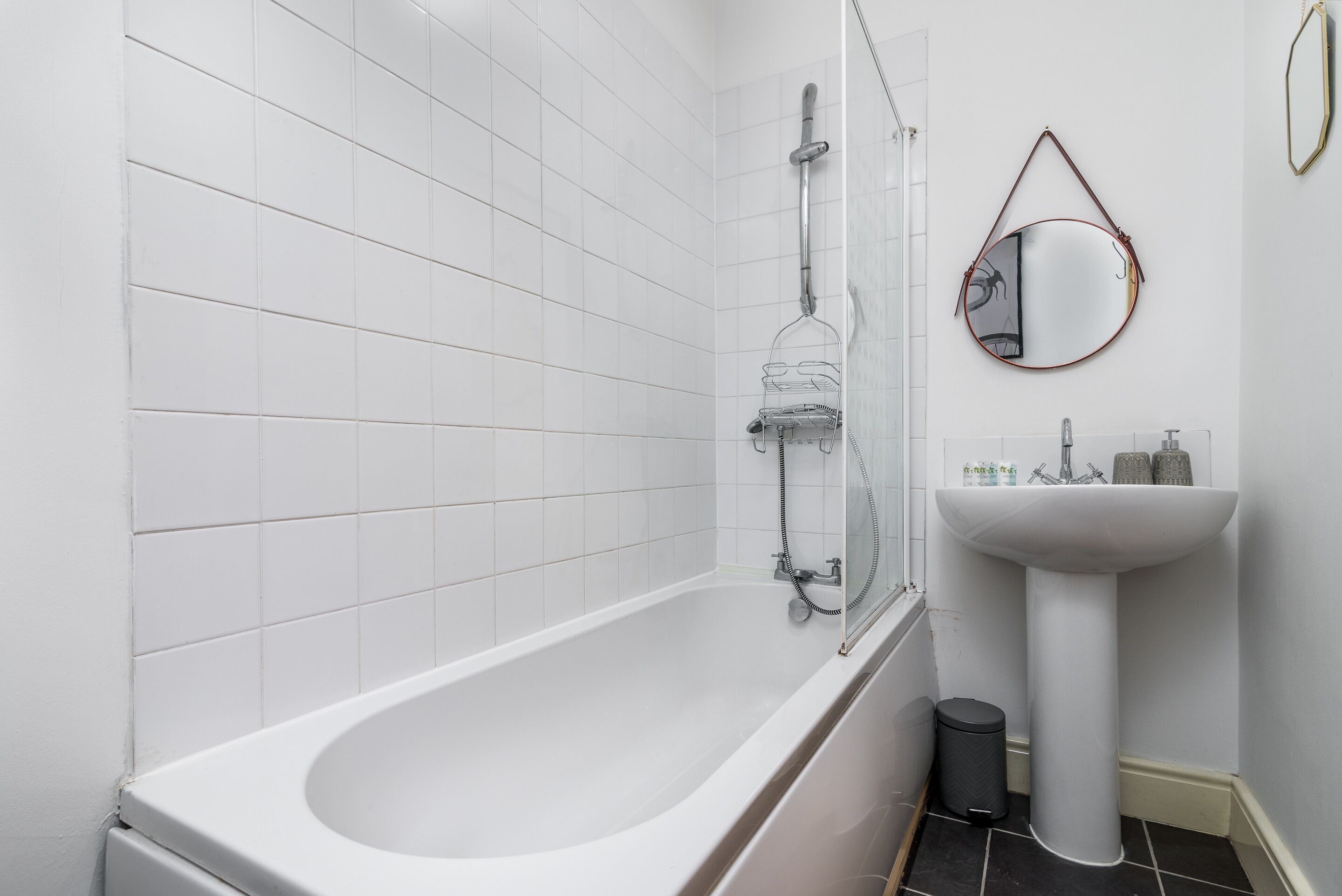 Comfort Apartment | Bathroom | Free toiletries, towels, shampoo, toilet paper