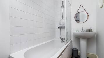 Comfort Apartment | Bathroom | Free toiletries, towels, shampoo, toilet paper