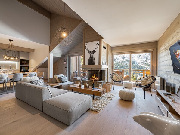 TV, fireplace