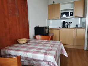 Kühlschrank, Mikrowelle, Herdplatte, Geschirrspüler