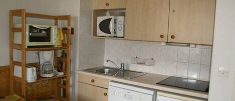 雪櫃、微波爐、洗碗機