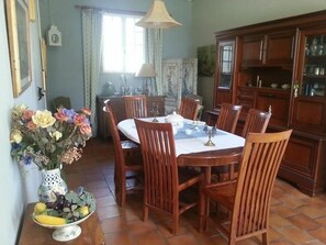 Free daily continental breakfast  - Château de Roquebère Chambres d'hôtes (Condom)