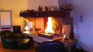 Fireplace - Château de Roquebère Chambres d'hôtes (Condom)
