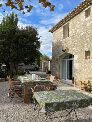 Outdoor dining - Mas Le Petit Paradou (Paradou)