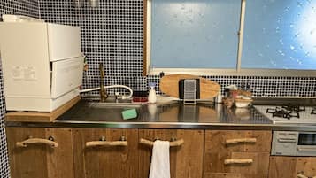 Køleskab, mikrobølgeovn, kogeplade, køkkentøj/tallerkener/redskaber