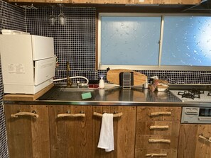 Geladeira, micro-ondas, cooktop, talheres/pratos/utensílios de cozinha