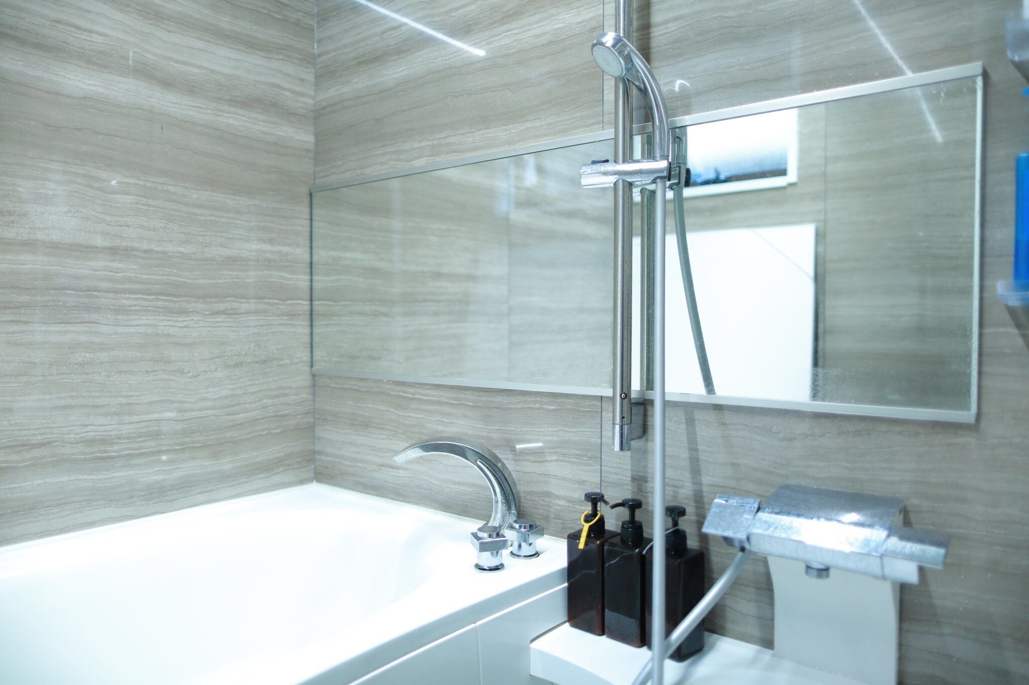 Ilmaiset hygieniatuotteet, hiustenkuivaaja, pyyhkeet