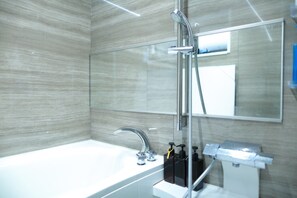 Amenidades de baño gratuitas, secadora de cabello, toallas 