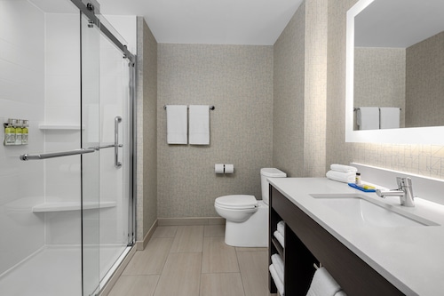 Holiday Inn Express & Suites Woodside LaGuardia Airport by IHG