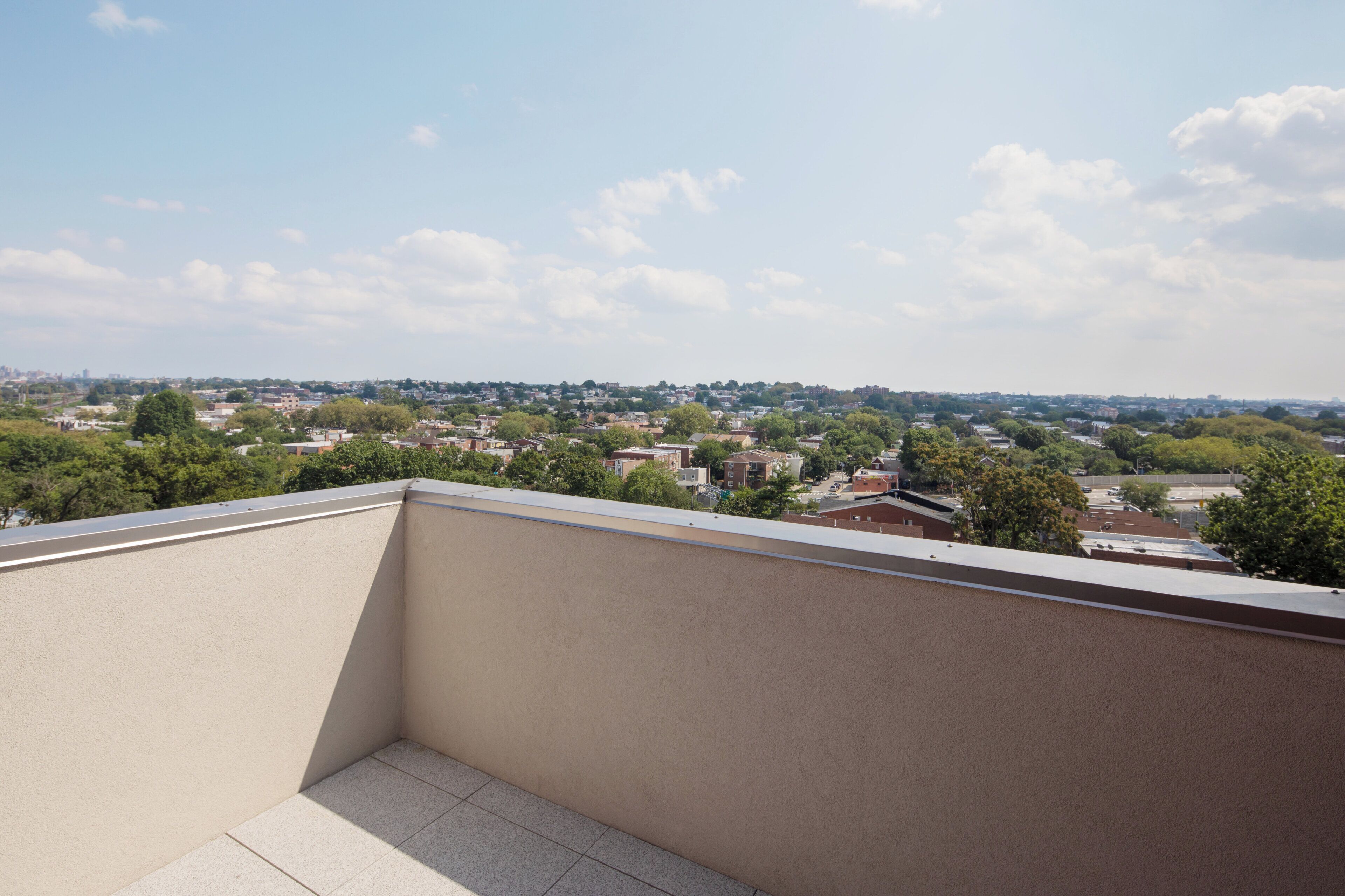 Ein Balkon mit Blick auf eine Wohngegend.