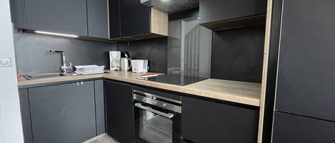 Réfrigérateur, four, lave-vaisselle, cafetière/bouilloire